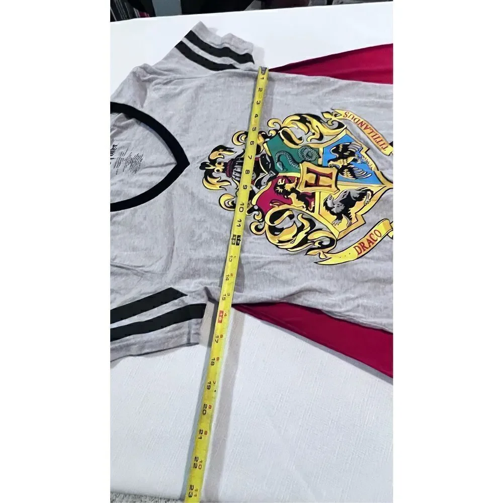 Harry Potter Juniors Hogwarts Crest Caped  Short Sleeve T-Shirt Gray Black Sz XL